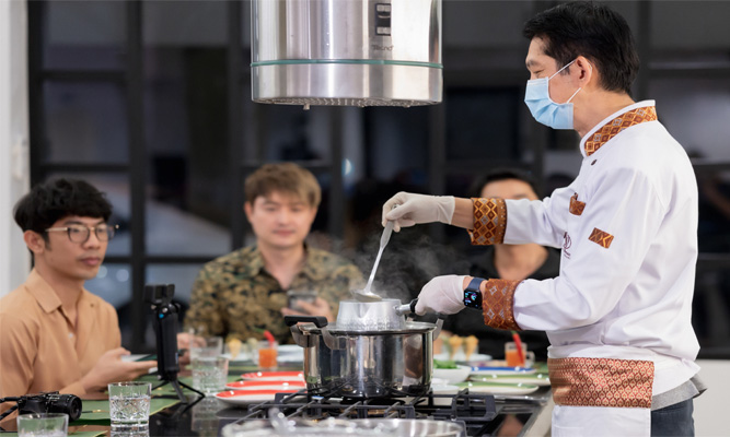 โรงเรียนสอนทำอาหารแม่บ้านทันสมัย Modern woman cooking school Modern Women Cooking School ThaiFood  แม่บ้านทันสมัย อาหารไทย  ต้มยำกุ้ง Tom Yum Goong เรียนทำอาหาร เรียนอาหารไทย เรียนทำอาหารฝรั่ง เรียนทำอาหารจีน เรียนทำขนมอบ เรียนทำของว่าง อาหารเพื่อสุขภาพ อาหารมังสวิรัติ สอนทำอาหาร สอบมาตรฐานฝีมือแรงงาน